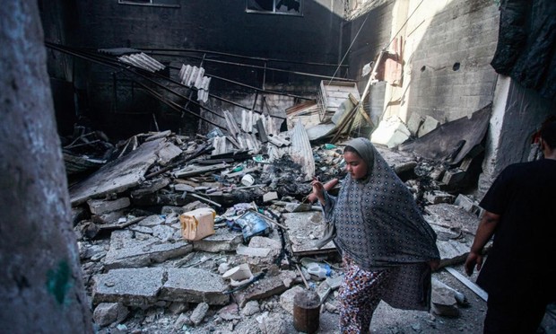 Una mujer inspecciona los restos de su casa destrozada en una redada del Ejército de Israel en Tulkarem, Cisjordania, el 12 de septiembre pasado. (Nasser Ishtayeh / SOPA Images / LightRocket via Getty Images)