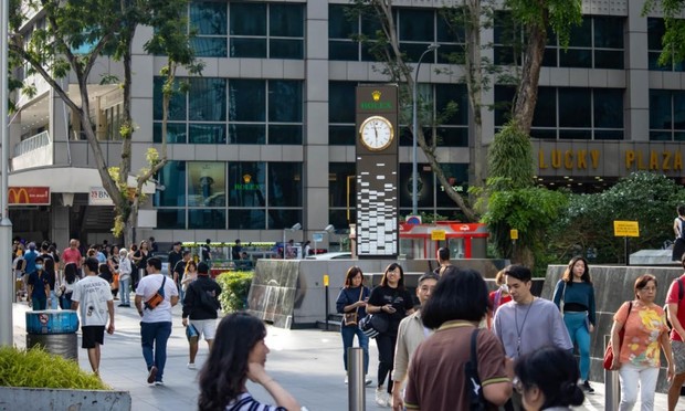 Varias personas caminan por la calle en Singapur. (Getty Images)