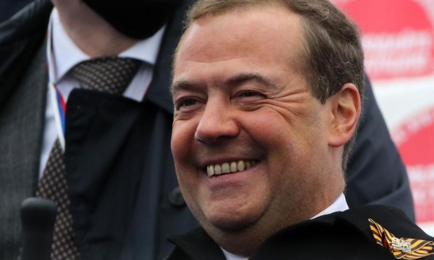 Dmitry Medvedev sonríe durante el desfile del Día de la Victoria en Moscú, el 9 de mayo de 2021. (Mikhail Svetlov / Getty Images)