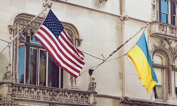 Banderas de EEUU y Ucrania. (Getty Images)