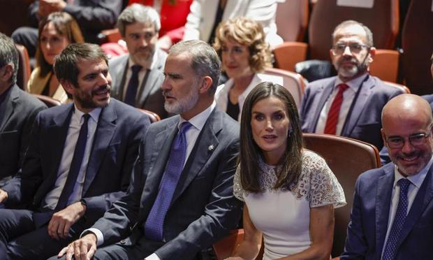 Felipe VI, junto al ministro de Cultura, Ernest Urtasun (EFE/ Zipi)