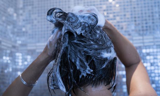 Una mujer se lava el pelo mientras se ducha. (Getty Images/PhotoAlto)