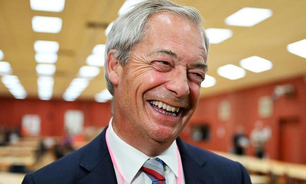 Nigel Farage, líder de Reform, radiante tras el recuento de las municipales de Inglaterra, el 2 de mayo de 2025. (Anthony Devlin / Getty)
