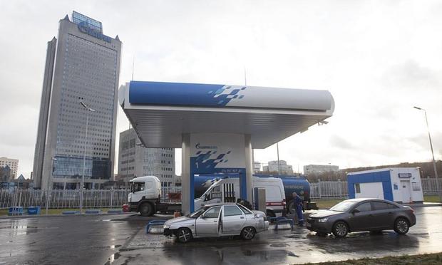 La central de Gazprom, vista tras una gasolinera de Moscú, en una imagen de archivo. (Nikita Shvetsov / Anadolu Agency / Getty Images)