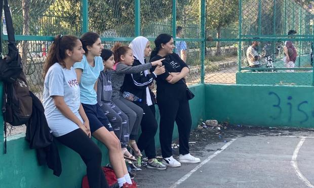 Las jugadoras de Palestine Youth Club, en una pista en Líbano. (Imagen cedida por Txell Feixas)