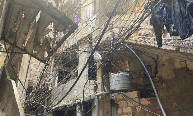 El cableado en una calle de Shatila. (Imagen cedida por Txell Feixas)