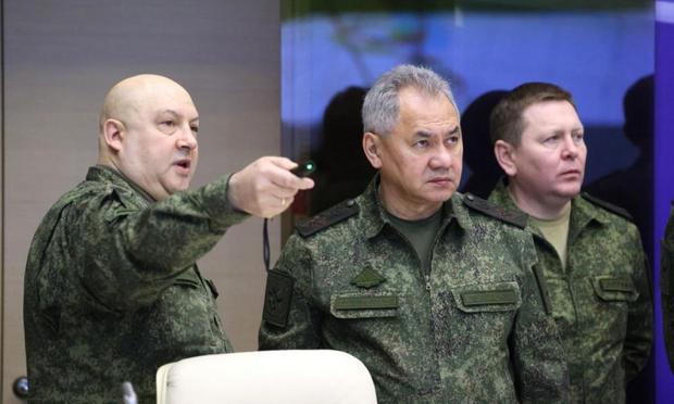 Imagen de archivo del comandante ruso Serguei Surovikin, junto al general y ministro de Defensa, Serguei Shoigu. (Kremlin Press Office / Handout / Anadolu Agency via Getty Images)