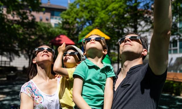 Familia mirando el eclipse solar en un parque público. (Leonardo Patrizi)
