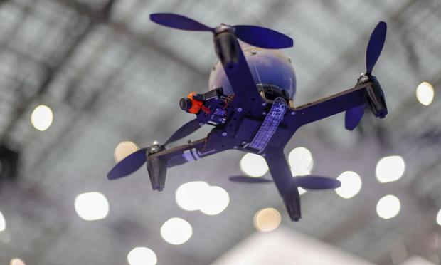 Vehículos aéreos no tripulados en una exhibición en la Semana del Transporte 2022 en Moscú, Rusia, el 17 de noviembre de 2022. (Sefa Karacan / Anadolu Agency via Getty Images)