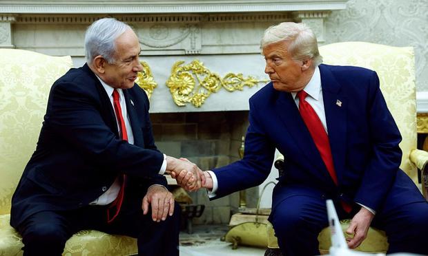 Netanyahu y Trump se dan la mano en un encuentro reciente en la Casa Blanca (Kevin Dietsch vía getty images)