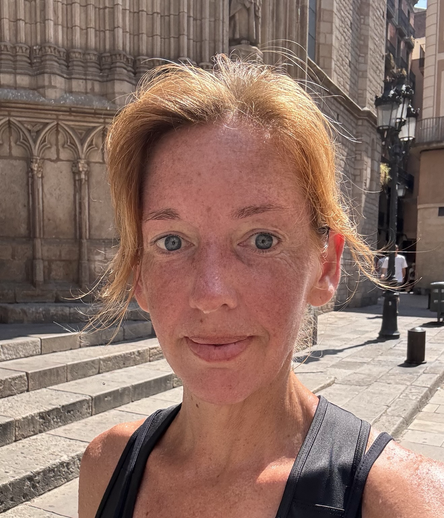 A very sweaty red-faced woman in front of Santa Maria del Mar 