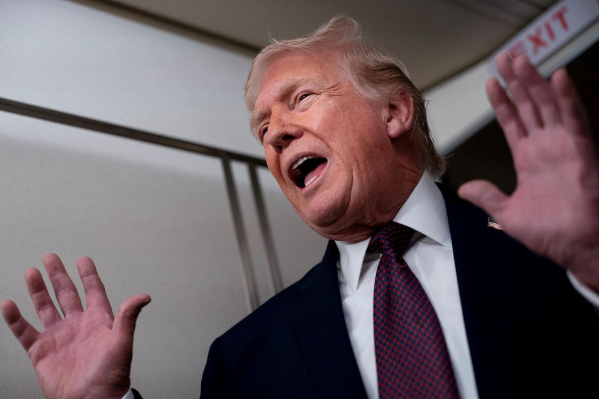 El presidente de EEUU, Donald Trump, habla con la prensa a bordo del Air Force One, en ruta desde Florida a la Base Conjunta Andrews, Maryland, el 11 de enero de 2026. (NATHAN HOWARD / Reuters)