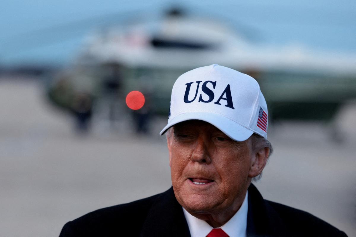 El presidente de EEUU, Donald Trump, habla con la prensa a su regreso de Detroit, (Michigan), en la Base Conjunta Andrews (Maryland), el 13 de enero de 2026. (Evelyn Hockstein / Reuters)