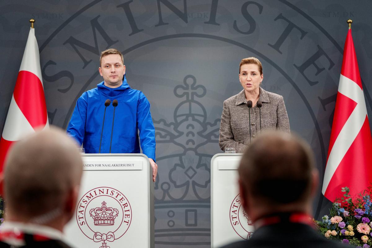 El primer ministro de Groenlandia, Jens-Frederik Nielsen, y la primera ministra de Dinamarca, Mette Frederiksen, el 13 de enero de 2026, en una rueda de prensa en Copenhague. (Liselotte Sabroe / Ritzau Scanpix via REUTERS)