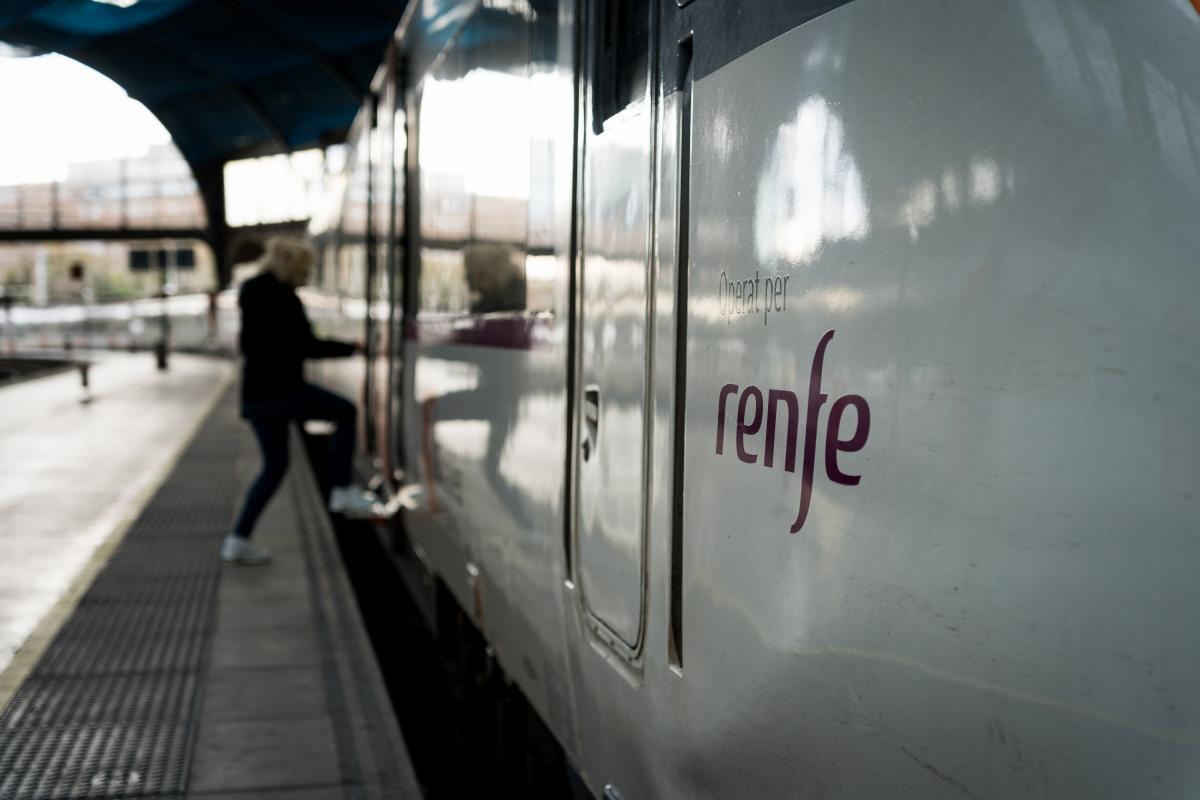 Imagen de archivo de una persona tomando un tren en Cataluña. (Davide Bonaldo/SOPA Images/LightRocket via Getty Images)