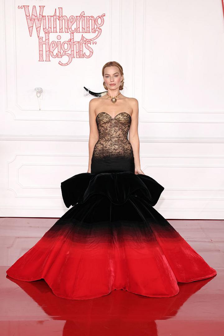 Margot Robbie, con su vestidazo de Schiaparelli en el estreno de 'Cumbres borrascosas' (Araya Doheny/Getty Images)