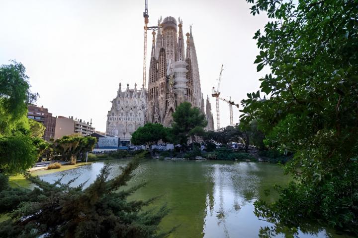La ciudad condal sigue apareciendo en reportajes internacionales por su arquitectura emblemática, desde la Sagrada Familia hasta los miradores menos conocidos, y por las dudas sobre cómo gestionar el turismo masivo sin perder la vida cotidiana de sus barrios. The Guardian suele elogiar su oferta cultural en numerosos reportajes y alienta a sus lectores a visitar la capital catalana. (Getty Images)