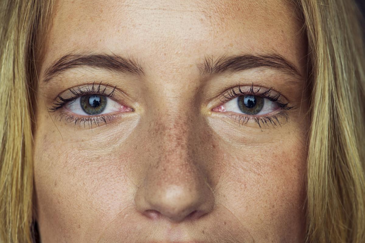 Primer plano del rostro y los ojos de una mujer joven. (Getty Images/PhotoAlto)