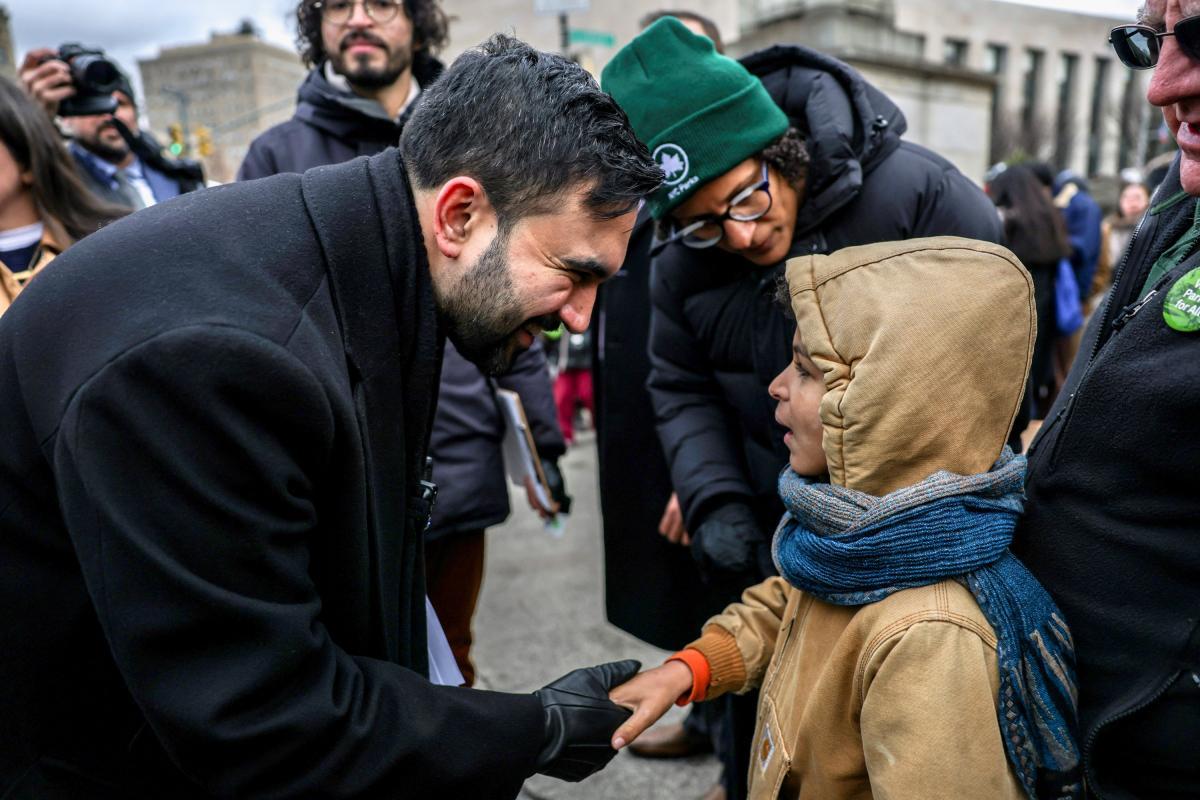 El alcalde de Nueva York, Zohran Mamdani, saluda a un niño después de una conferencia de prensa en Brooklyn, el 2 de enero de 2026. (Jeenah Moon / Reuters)