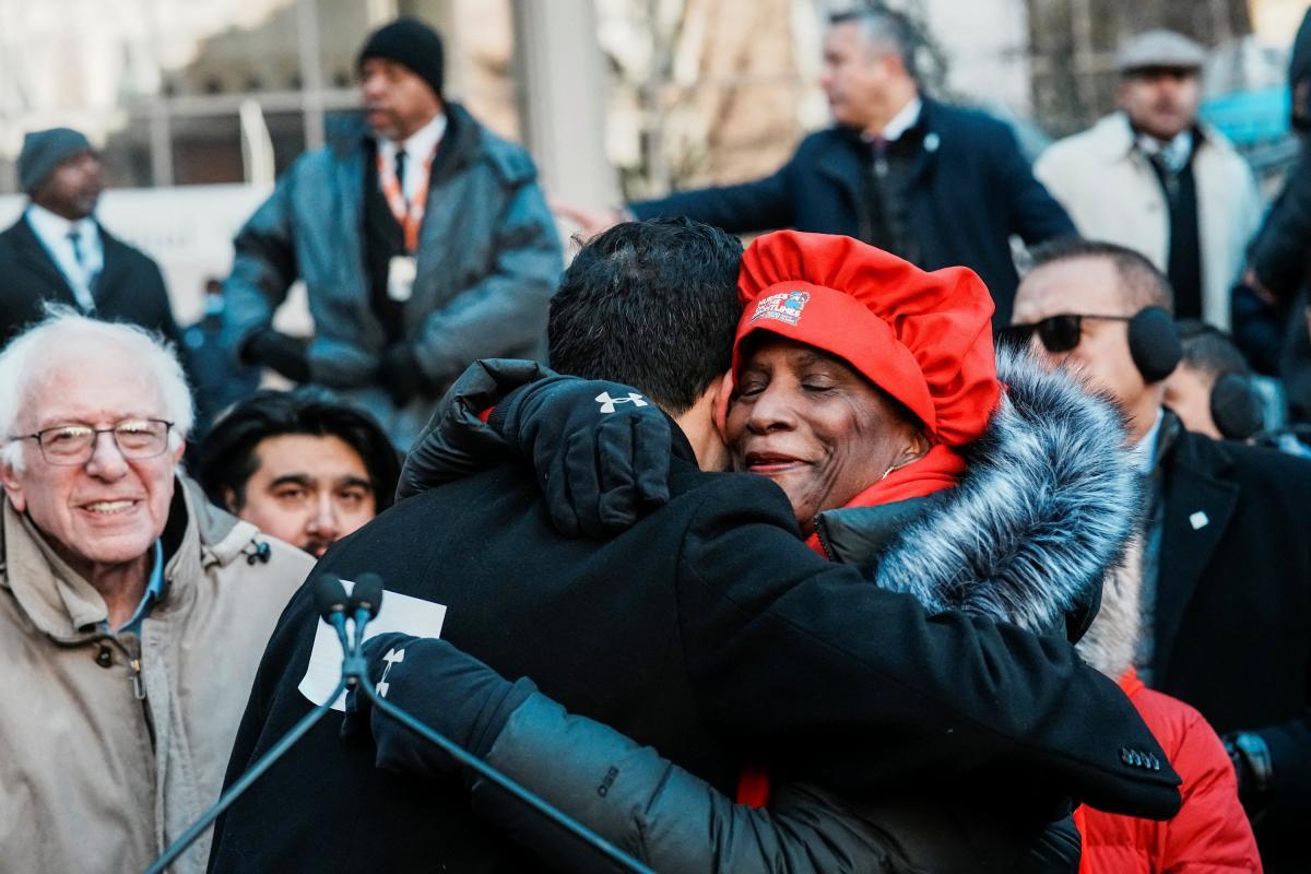 El alcalde de Nueva York, Zohran Mamdani, abraza a un miembro del sindicato de enfermeras del estado, el 20 de enero de 2026, en una protesta ante hospital Mount Sinai West. (Eduardo Muñoz / REUTERS)