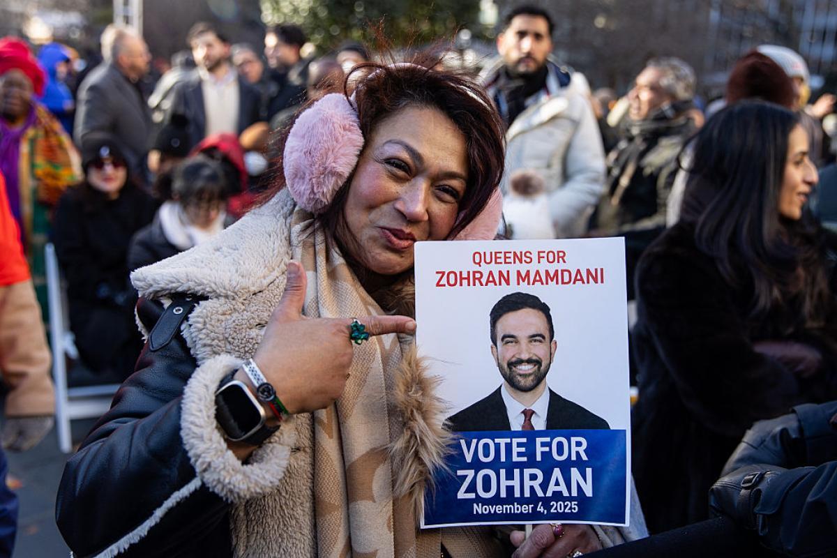 Una señora porta un cartel de apoyo a Zohran Mamdani, en día de su toma de posesión, el 1 de enero de 2026, en Nueva York. (Mostafa Bassim / Anadolu via Getty Images)
