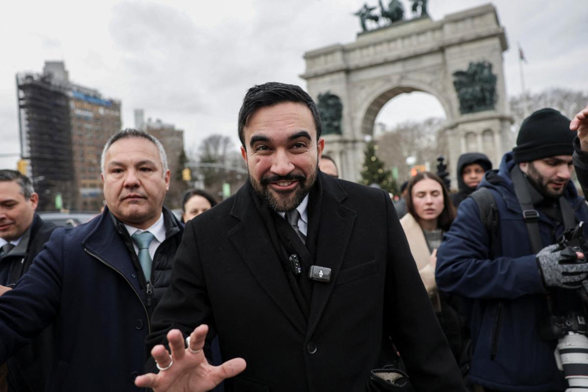 El alcalde de la ciudad de Nueva York, Zohran Mamdani, saluda a la prensa antes de un acto en Grand Army Plaza, en el distrito de Brooklyn, el 2 de enero de 2026. (Jeenah Moon / Reuters)