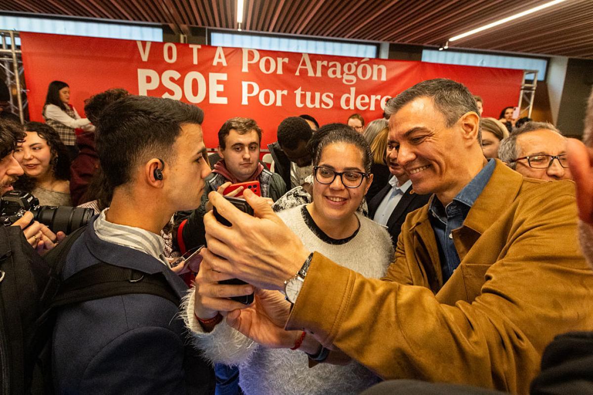 El presidente del Gobierno, Pedro Sánchez, atiende a simpatizantes del PSOE durante un mitin de campaña electoral aragonesa en el Hotel Palacio La Marquesa de Teruel, el 1 de febrero de 2026. (Javier Escriche / Europa Press via Getty Images)