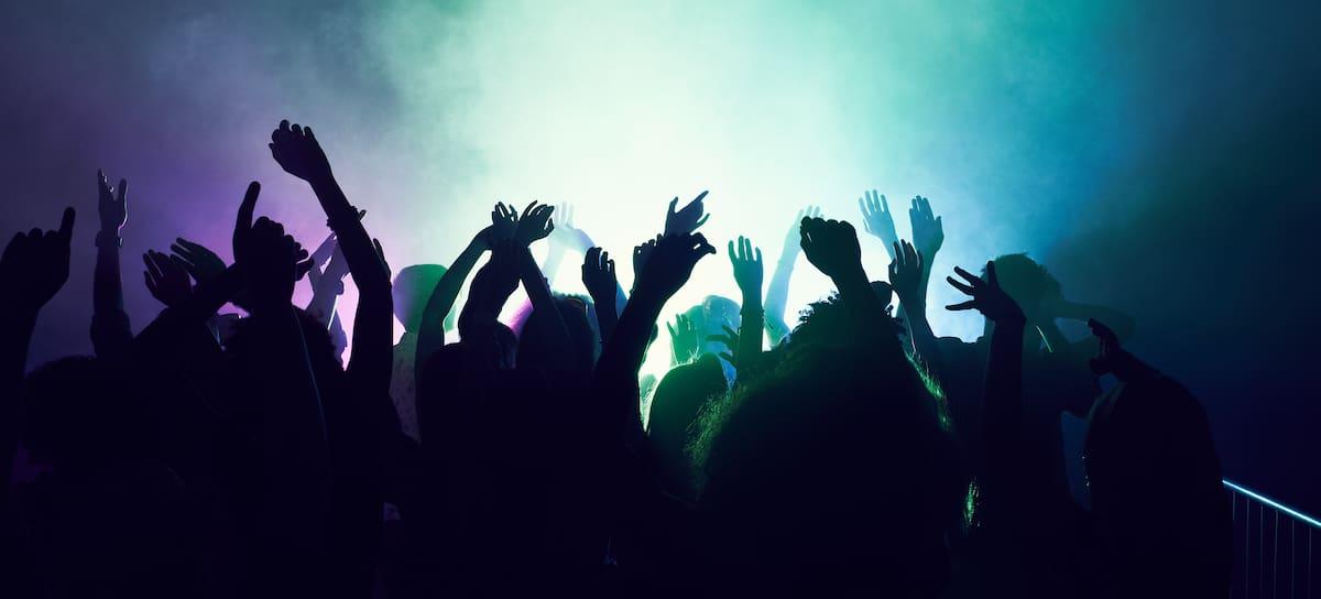 Gente disfrutando en una fiesta / Flashpop