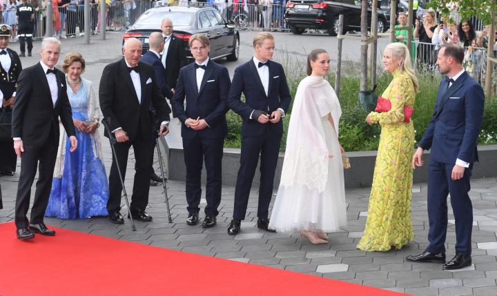Harald y Sonia de Noruega, Marius Borg Høiby, Ingrid Alexandra, Sverre Magnus, Haakon y Mette-Marit de Noruega en el 18 cumpleaños de Ingrid Alexandra de Noruega. (Getty Images)