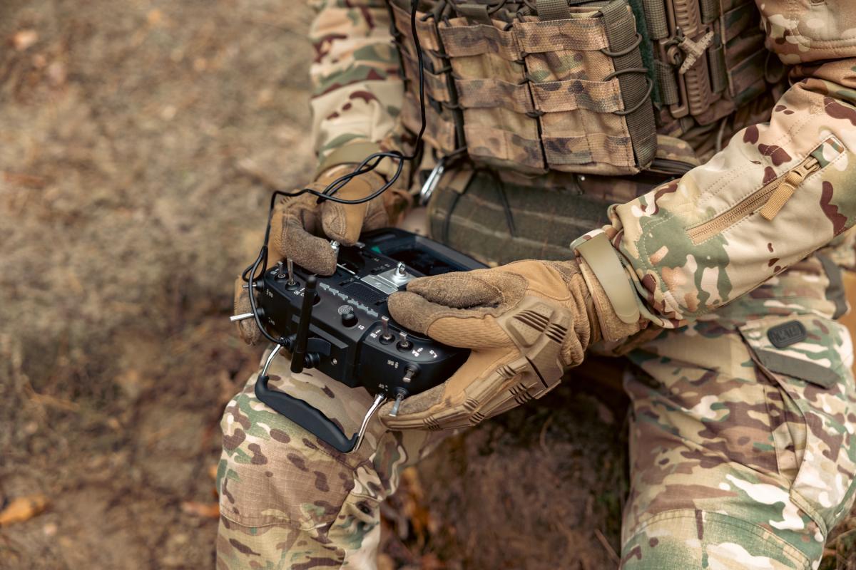 Un militar, manipulando un control de dron (Getty Images)