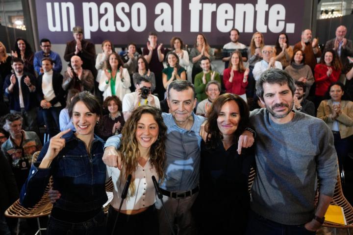Los ministros Ernest Urtasun (d) y Mónica García (2d), acompañados de Lara Hernández (2i),  Antonio Maíllo (c) y Rita Maestre (i) (EFE)
