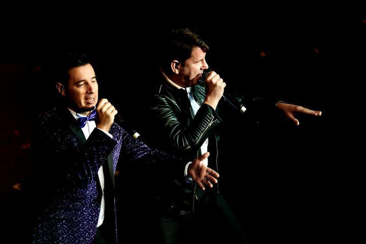 Los cantantes Andy y Lucas cantando sobre un escenario (Getty Images)