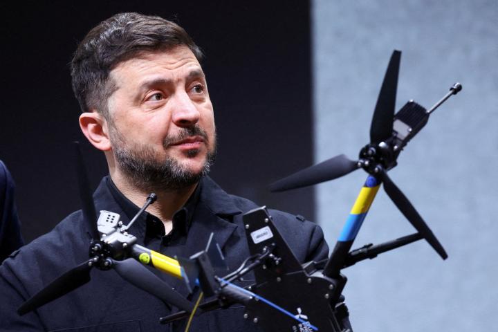 Imagen de archivo del presidente ucraniano, Volodímir Zelenski, durante una visita a la fábrica de drones alemana Quantum Systems. (REUTERS / Thilo Schmuelgen)