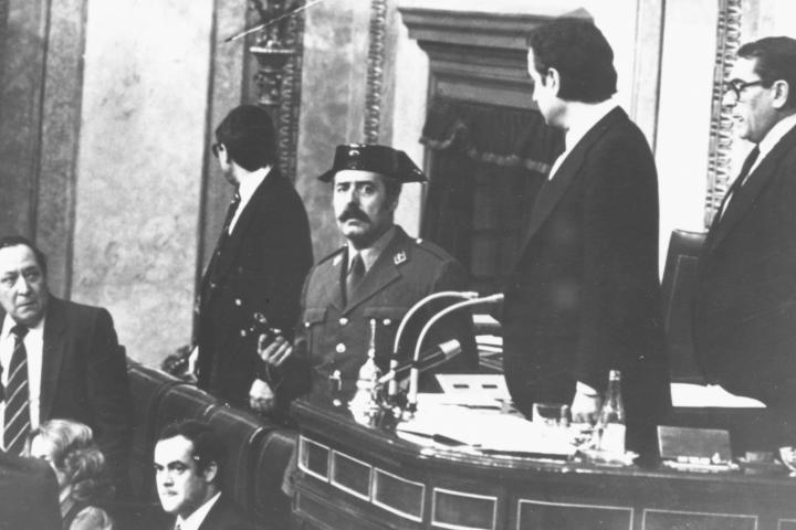 Tejero, armado, asalta el Congreso el 23-F de 1981 (Keystone via Getty Images)