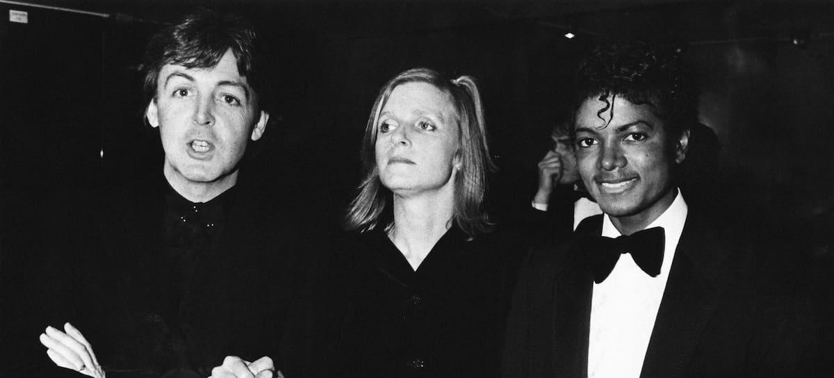Paul McCartney, su mujer Linda y Michael Jackson (1958 - 2009) en los Premios Brit de 1983. / Dave Hogan