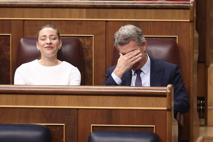 Ester Muñoz, portavoz del PP, con Alberto Núñez Feijóo, en el Congreso. (Eduardo Parra/Europa Press via Getty Images)