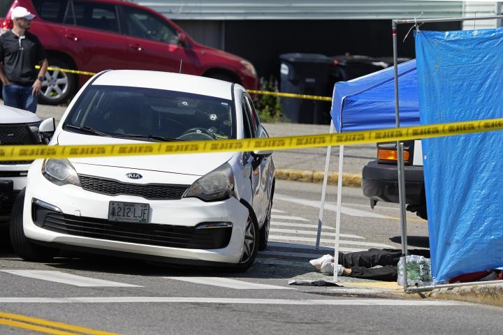 Escena del tiroteo en el que agentes del ICE mataron a un joven colombiano que trataba de huir de una vivienda en Biddeford (Maine, EEUU). (Gregory Rec / Portland Press Herald via Getty Images)