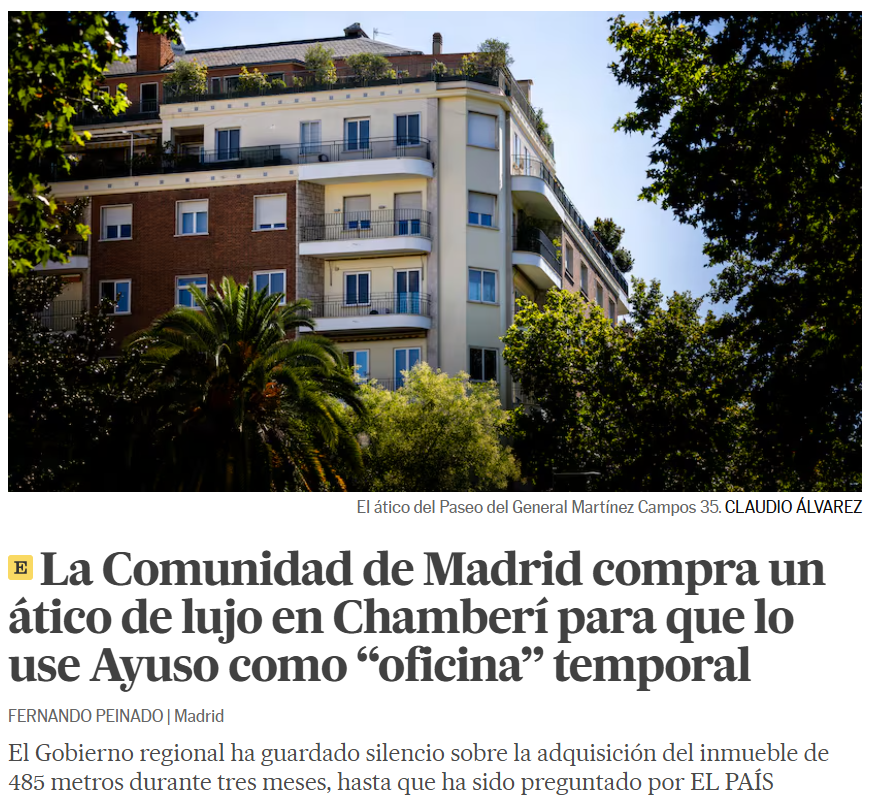 Captura de pantalla de un artículo periodístico que muestra la fotografía de un edificio de apartamentos con balcones rodeado de abundante vegetación vegetación y árboles. Debajo de la imagen, el pie de foto dice: "El ático del Paseo del General Martínez Campos 35. CLAUDIO ÁLVAREZ". El titular principal es "[E] La Comunidad de Madrid compra un ático de lujo en Chamberí para que lo use Ayuso como “oficina” temporal". Debajo aparece el autor y la ubicación, "FERNANDO PEINADO | Madrid", seguido del texto: "El Gobierno regional ha guardado silencio sobre la adquisición del inmueble de 485 metros durante tres meses, hasta que ha sido preguntado por EL PAÍS" PAÍS".