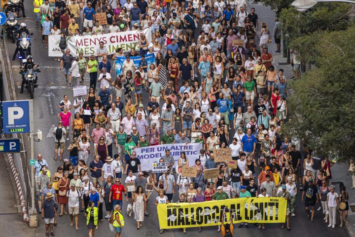 Los organizadores cifran la asistencia en 70.000 personas, mientras que la Policía Nacional la rebaja a 25.000. (EFE)