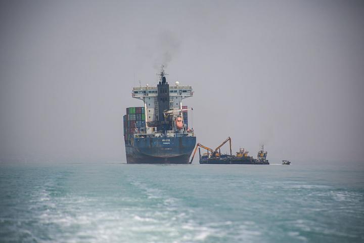 Rescate de un buque portacontenedores surcoreano que encalló tras elegir la ruta equivocada al intentar navegar por Ormuz, a la altura de Omán, el 18 de junio de 2026. (Anadolu via Getty Images)