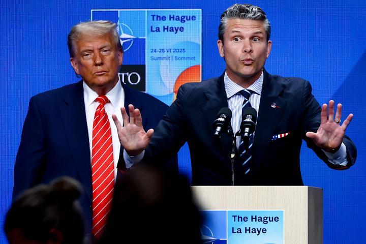 El presidente de EEUU, Donald Trump, y su secretario de Defensa, Pete Hegseth, atienden a la prensa durante la 76ª Cumbre de la OTAN en La Haya (Países Bajos), el 25 de junio de 2025. (Beata Zawrzel / NurPhoto via Getty Images)