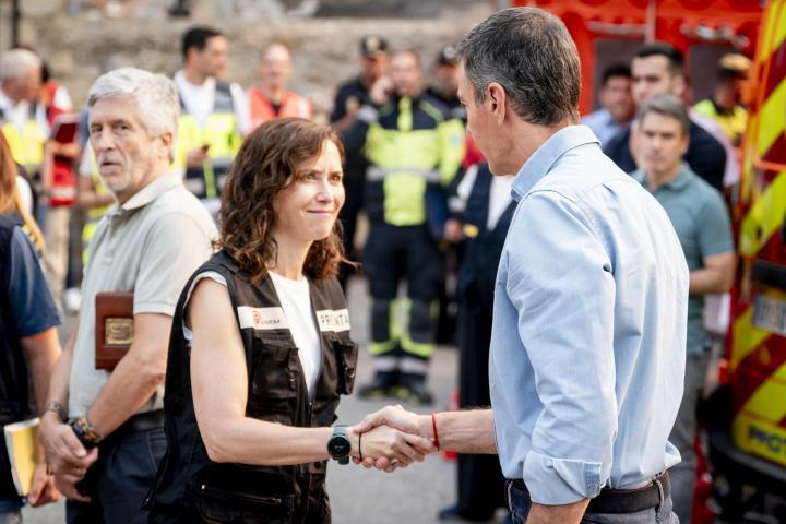 La presidenta madrileña, Isabel Díaz Ayuso, saluda al presidente del Gobierno, Pedro Sánchez, durante la visita a las zonas afectadas por los incendios en Madrid. (A. Perez Meca/Europa Press via Getty Images)