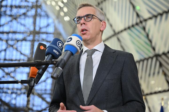 El ministro del Interior de Luxemburgo, Leon Gloden, asiste a la reunión de ministros del ramo de la Unión Europea, el 8 de diciembre de 2025, en Bruselas. (Dursun Aydemir / Anadolu via Getty Images)