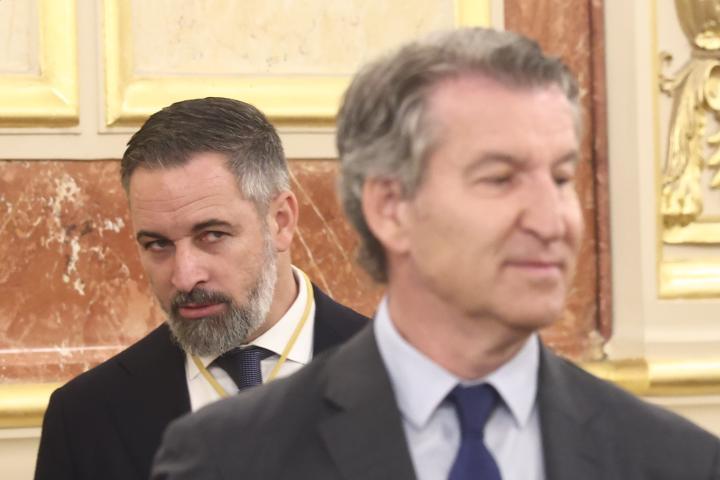 El líder de Vox, Santiago Abascal, tras el presidente del PP, Alberto Núñez Feijóo; en una imagen de archivo (Eduardo Parra/Europa Press via Getty Images)