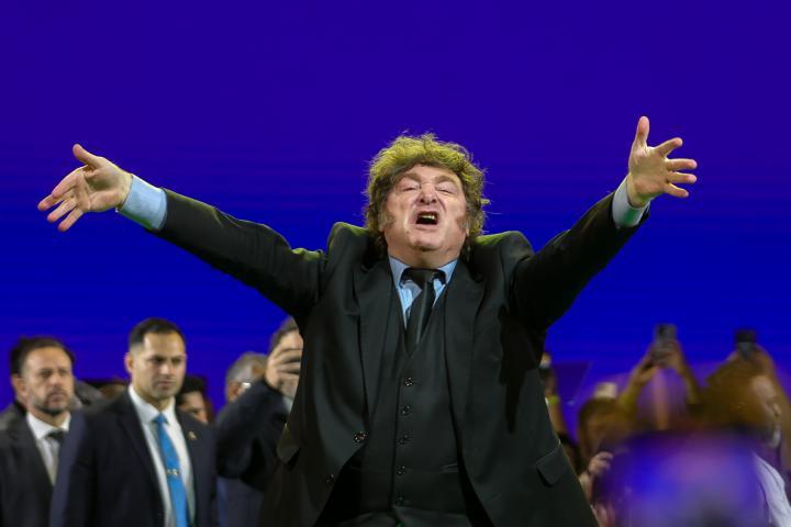 El presidente argentino, Javier Milei, durante un acto de apoyo al candidato ultra brasileño, Flávio Bolsonaro. (Allison Sales/NurPhoto via Getty Images)
