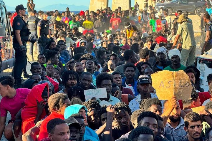 La Cruz Roja y la organización Sur Sur distribuyen alimentos básicos entre los migrantes que cruzaron a Ceuta, ante la mirada de la Policía, el 3 de agosto de 2026. (Ivan Zambrano / Europa Press via Getty Images)
