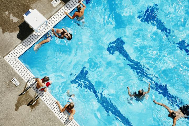 Imagen de archivo de jóvenes disfrutando en una piscina. (Thomas M. Barwick via Getty Images)