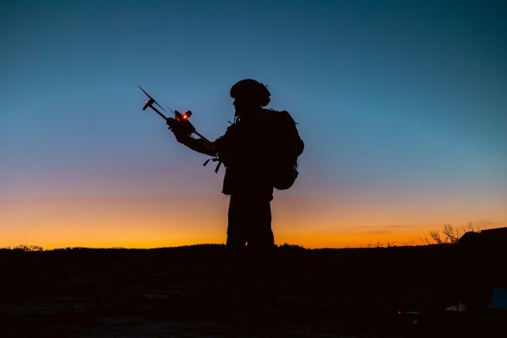 Un soldado hace uso de un dron en el frente de la guerra en Ucrania. (Getty Images)