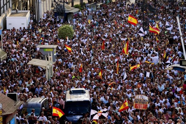 Miles de ceutíes, concentrados en la Plaza de la Constitución de Ceuta, en una multitudinaria manifestación convocada por las comunidades religiosas, el 10 de agosto de 2026. (Reduán / EFE)