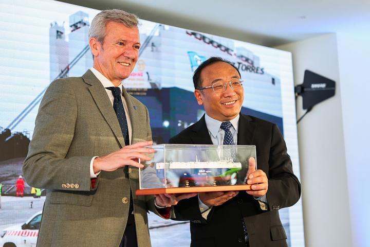 El presidente de la Xunta, Alfonso Rueda y el vicepresidente de SAIC, Wu Bing, en la recepción del primer buque transportador del gigante automovilístico chino, el 9 de julio de 2026, en Ferrol. (Raul Lomba / Europa Press via Getty Images)